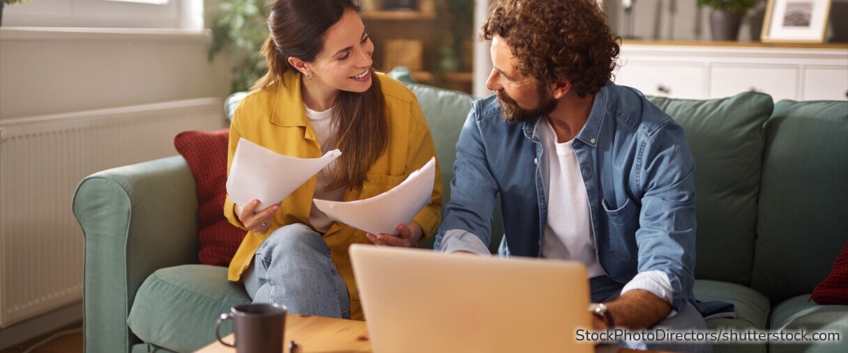 Ein Paar informiert sich über staatliche Förderungen und Zuschüsse beim Bausparen.