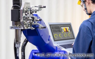 Moderne Fertigungstechnik und die Verbindung von Hardware und Software im Export.