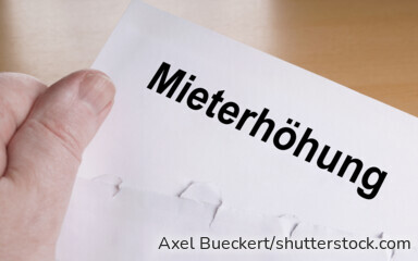 Nicht jede Mieterhöhung ist korrekt. Mieter sollten unter anderem Mietspiegel, Kappungsgrenze und Fristen kontrollieren.