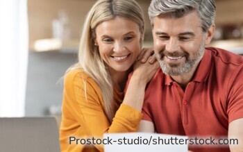 Ein Paar prüft Finanzierungsunterlagen zur Anschlussfinanzierung ihrer Immobilie.