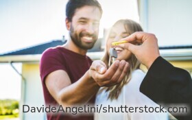 Steigende Mieten, stabile Bauzinsen und günstigere Kaufpreise verändern den Immobilienmarkt. Ob Kaufen oder Mieten die bessere Wahl ist, hängt aber auch von Eigenkapital, Finanzierung und den eigenen Zukunftsplänen ab.