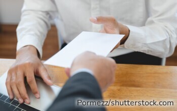 Kündigungsgespräch im Büro: Arbeitnehmer erhält Abfindungsangebot – Ratgeber zur Fünftelregelung, bAV-Einzahlung und Kirchensteuer 2025