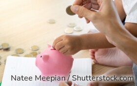 Kinder sparen mit Sparschwein