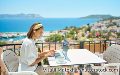 Arbeiten mit Urlaubsgefühl: Wer sein Homeoffice vorübergehend ins Ausland verlegt, sollte vorher Steuern, Sozialversicherung und Aufenthaltsrecht klären.