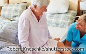 Eine Betreuungskraft aus Osteuropa kann Pflegebedürftige im Alltag unterstützen – rechtliche Vorgaben sind dabei entscheidend.