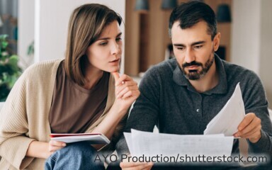 Für viele Eigentümer läuft die günstige Zinsbindung aus. Bei der Anschlussfinanzierung können deutlich höhere Bauzinsen die monatliche Belastung erhöhen.