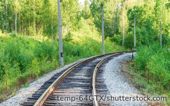 Pilotanlage von Sun-Ways in Neuenburg: Weltweit erste abnehmbare Photovoltaikanlage direkt zwischen Bahngleisen – getestet im laufenden Bahnverkehr.