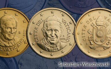 Papst Benedikt, Papst Franziskus und das päpstliche Wappen.
Die 50-Cent-Münzen mit Papst Benedikt wurden von 2006 bis 2013 geprägt - die Jahrgänge von 2010 bis 2013 sogar in hoher Auflage von 1,6 bis 2,1 Millionen Stück als Wechselgeld für die Geschäfte im Vatikan.