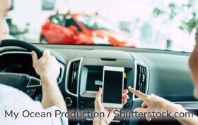 Junges Ehepaar nutzt die i-Kfz-App für Ihren digitalen Fahrzeugschein.