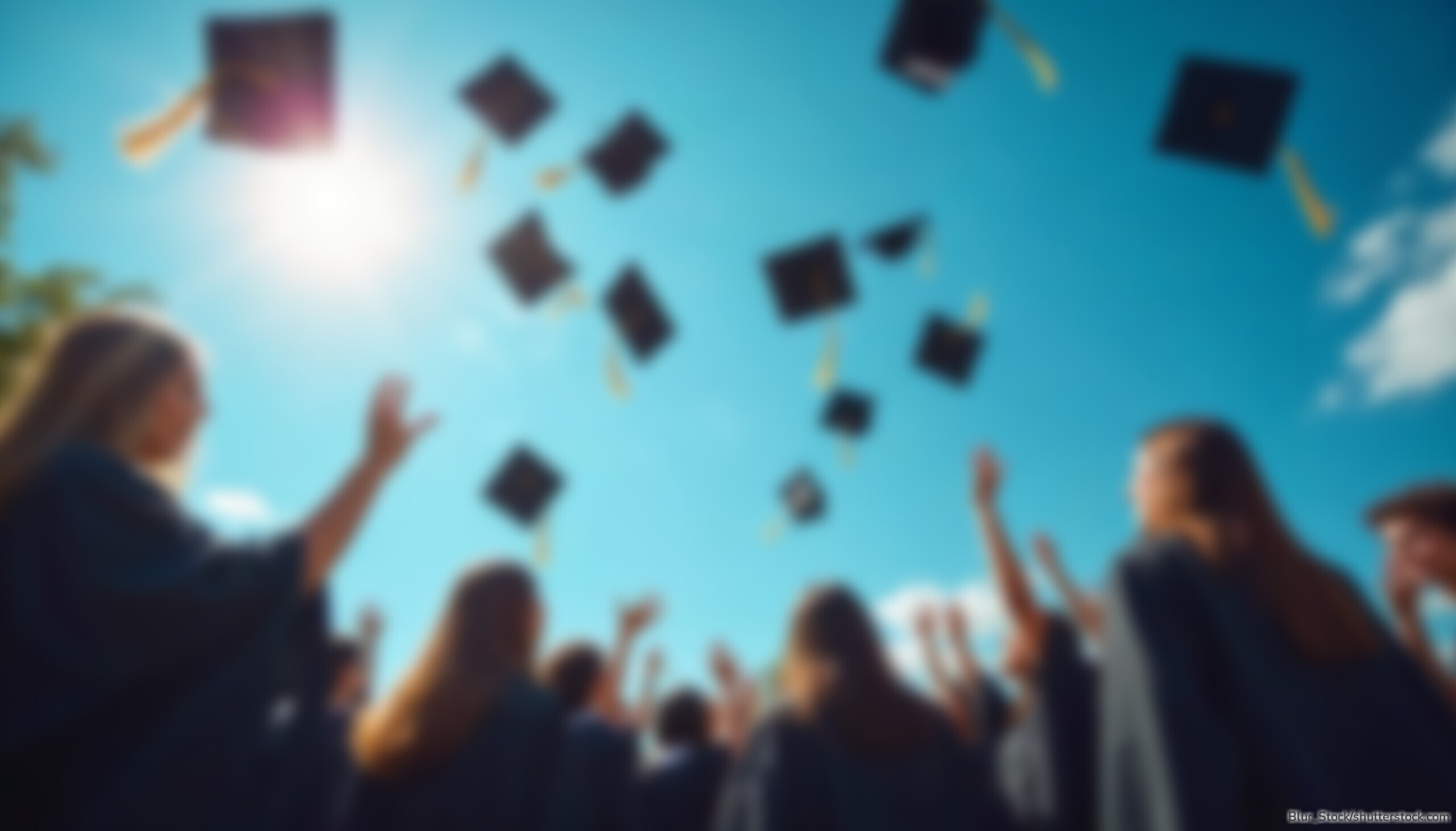 Viele Schulabgänger nutzen nach dem Abitur ein Gap Year. Eltern sollten sich frühzeitig über Kindergeld, Krankenversicherung und finanzielle Folgen informieren.
