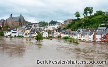 Starkregen und Überschwemmungen können massive Schäden an Gebäuden verursachen – oft sind Häuser nicht ausreichend versichert.