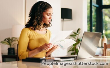 Frauen verdienen im Durchschnitt weniger als Männer. Die Einkommenslücke wirkt sich langfristig auch auf die Höhe der späteren Rente aus.