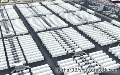Großbatterien speichern überschüssigen Strom aus Wind- und Solarenergie und stabilisieren das Stromnetz.