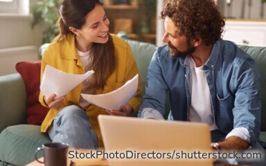 Ein Paar informiert sich über staatliche Förderungen und Zuschüsse beim Bausparen.