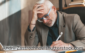 Ein überschuldeter Nachlass kann für Erben zum finanziellen Risiko werden. Für die Ausschlagung gilt grundsätzlich eine Frist von sechs Wochen.
