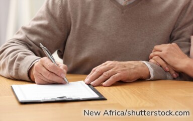 Ein Notar bespricht mit einem Ehepaar das gemeinschaftliche Berliner Testament. Das Bild zeigt eine rechtliche Beratungssituation zu Erbrecht, Pflichtteil, Schlusserben und Nachlassplanung.