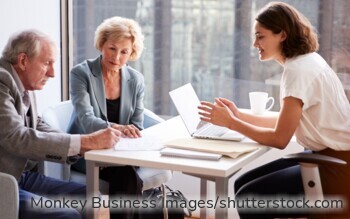 Symbolfoto: Testament und Nachlassdokumente als Grundlage für die Erbfolge ohne Kinder.