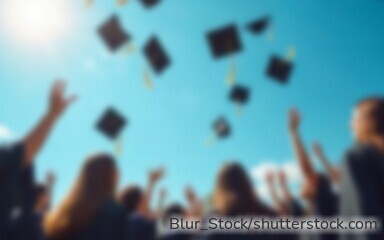 Viele Schulabgänger nutzen nach dem Abitur ein Gap Year. Eltern sollten sich frühzeitig über Kindergeld, Krankenversicherung und finanzielle Folgen informieren.