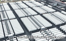 Großbatterien speichern überschüssigen Strom aus Wind- und Solarenergie und stabilisieren das Stromnetz.