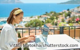 Arbeiten mit Urlaubsgefühl: Wer sein Homeoffice vorübergehend ins Ausland verlegt, sollte vorher Steuern, Sozialversicherung und Aufenthaltsrecht klären.