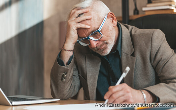 Ein überschuldeter Nachlass kann für Erben zum finanziellen Risiko werden. Für die Ausschlagung gilt grundsätzlich eine Frist von sechs Wochen.