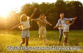 Viele Familien profitieren von der beitragsfreien Familienversicherung – entscheidend sind Einkommen und Lebenssituation.