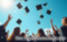 Viele Schulabgänger nutzen nach dem Abitur ein Gap Year. Eltern sollten sich frühzeitig über Kindergeld, Krankenversicherung und finanzielle Folgen informieren.