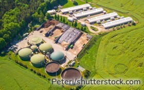 Edelstahl-Gärbehälter einer Biomethananlage in Friesoythe: Aus Gülle und Mist wird Biogas zu Biomethan aufbereitet.