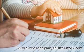 Eltern verwalten das Erbe eines Kindes.