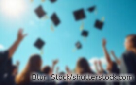 Viele Schulabgänger nutzen nach dem Abitur ein Gap Year. Eltern sollten sich frühzeitig über Kindergeld, Krankenversicherung und finanzielle Folgen informieren.