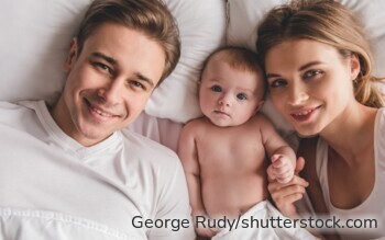 Staatliche Leistungen wie Elterngeld und Kindergeld helfen Familien ab der Schwangerschaft finanziell.