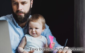 Familie beantragt Kinderzuschlag online – staatliche Hilfe 2025