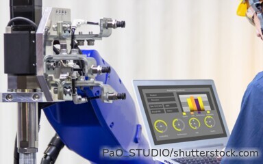 Moderne Fertigungstechnik und die Verbindung von Hardware und Software im Export.