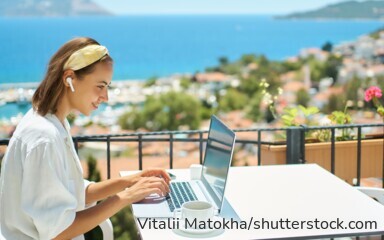 Arbeiten mit Urlaubsgefühl: Wer sein Homeoffice vorübergehend ins Ausland verlegt, sollte vorher Steuern, Sozialversicherung und Aufenthaltsrecht klären.