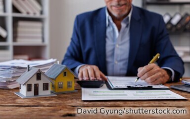 Bei einer vermieteten Immobilie sollten Eigentümer neben den Mieteinnahmen auch Finanzierung, Steuern, laufende Kosten und finanzielle Reserven berücksichtigen.