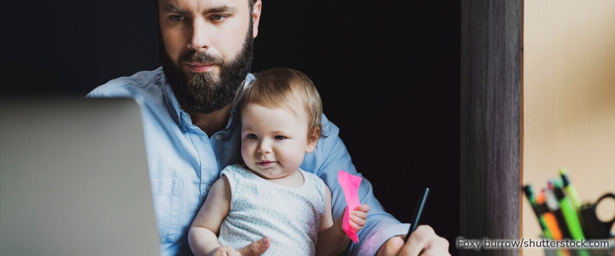 Familie beantragt Kinderzuschlag online – staatliche Hilfe 2025
