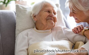 Pflegende Tochter mit ihrer Mutter – Verhinderungspflege schafft Entlastung im Alltag 2025