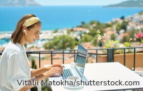 Arbeiten mit Urlaubsgefühl: Wer sein Homeoffice vorübergehend ins Ausland verlegt, sollte vorher Steuern, Sozialversicherung und Aufenthaltsrecht klären.