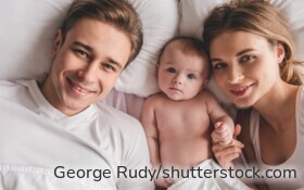 Staatliche Leistungen wie Elterngeld und Kindergeld helfen Familien ab der Schwangerschaft finanziell.