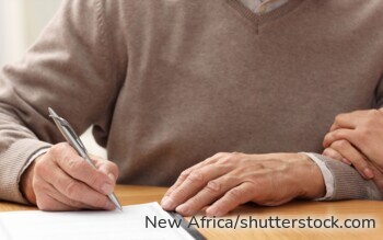 Ein Notar bespricht mit einem Ehepaar das gemeinschaftliche Berliner Testament. Das Bild zeigt eine rechtliche Beratungssituation zu Erbrecht, Pflichtteil, Schlusserben und Nachlassplanung.