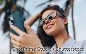 Lächelnde Frau mit Smartphone. 