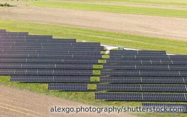 Photovoltaik-Module über landwirtschaftlichen Flächen ermöglichen die gleichzeitige Produktion von Strom und Ernte.