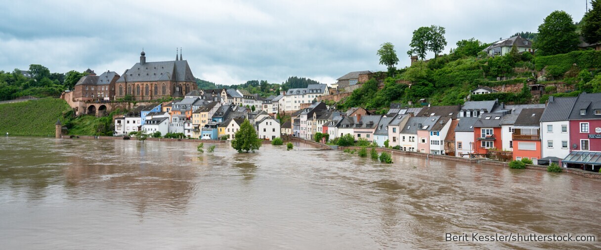 Starkregen und Überschwemmungen können massive Schäden an Gebäuden verursachen – oft sind Häuser nicht ausreichend versichert.