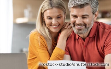 Ein Paar prüft Finanzierungsunterlagen zur Anschlussfinanzierung ihrer Immobilie.