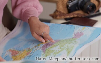Viele Jugendliche starten nach dem Schulabschluss in ein Gap Year. Eltern sollten vorher die finanziellen Folgen für Kindergeld und Krankenversicherung kennen.