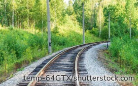 Pilotanlage von Sun-Ways in Neuenburg: Weltweit erste abnehmbare Photovoltaikanlage direkt zwischen Bahngleisen – getestet im laufenden Bahnverkehr.
