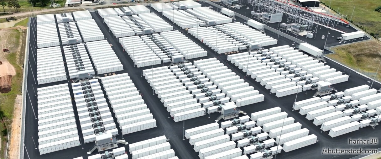 Großbatterien speichern überschüssigen Strom aus Wind- und Solarenergie und stabilisieren das Stromnetz.