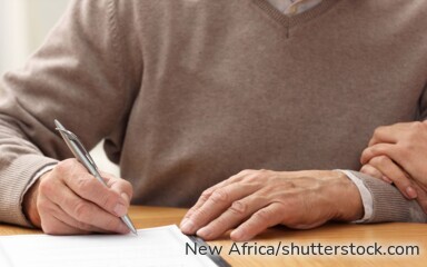 Ein Notar bespricht mit einem Ehepaar das gemeinschaftliche Berliner Testament. Das Bild zeigt eine rechtliche Beratungssituation zu Erbrecht, Pflichtteil, Schlusserben und Nachlassplanung.