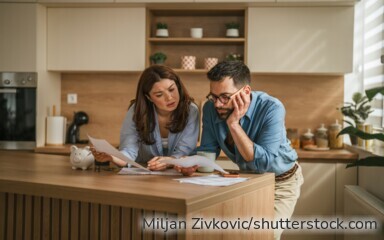 Vor der Kreditaufnahme sollten Verbraucher prüfen, welche Monatsrate sie dauerhaft tragen können und wie hoch Zinsen und Gesamtkosten ausfallen.