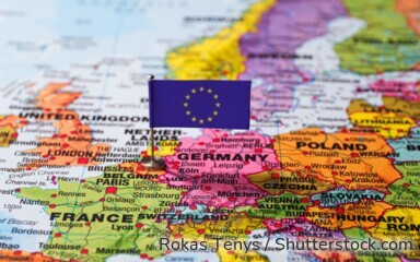 Eine Karte Europas mit EU-Flagge: Deutsche und französische Banken bieten aktuell besonders attraktive Zinsen für Tagesgeld und Festgeld.
